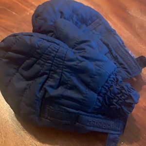 Adorable baby/toddler Patagonia mittens.
